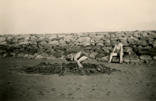 Büsum 1955, Mädchen spielt im Watt