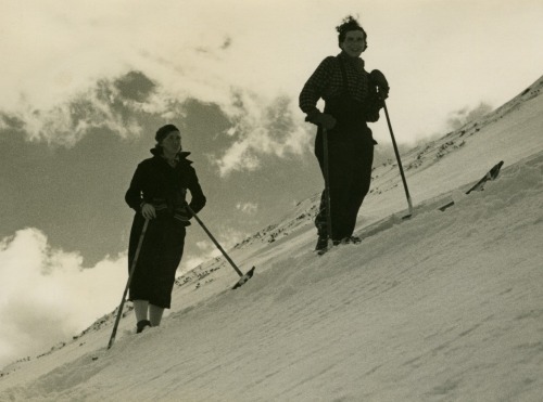 Alpbach 1939, Tourengeherinnen beim Aufstieg auf das Wiedersberger Horn