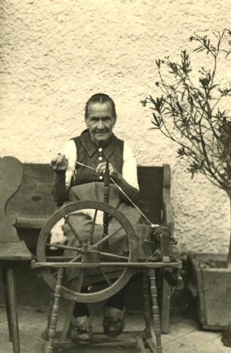 Hausfrau beim Spinnen, 1942