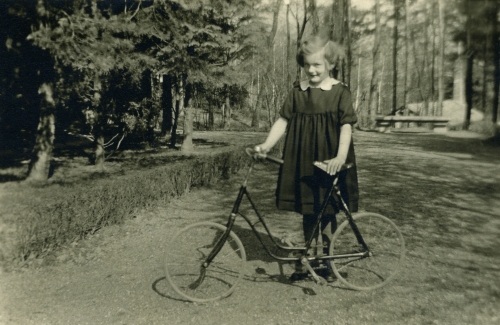 Kind mit Kinderfahrrad, 1935