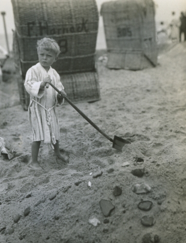 Junge am Strand in Kühlungsborn, 1928