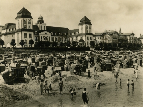 Binz ca 1930, Strand mit Kurhaus