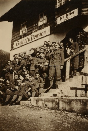 Pflach 1935, Militär vor dem Gasthof Lotter